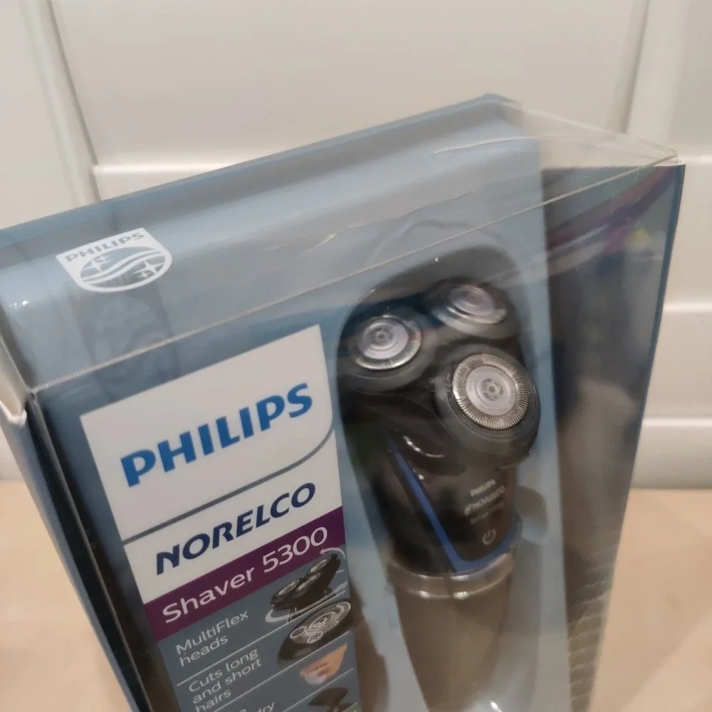 Philips Norelco Shaver 5300 Rechargeable Wet & Dry Shaver S5203/81 BRAND NEW NIB